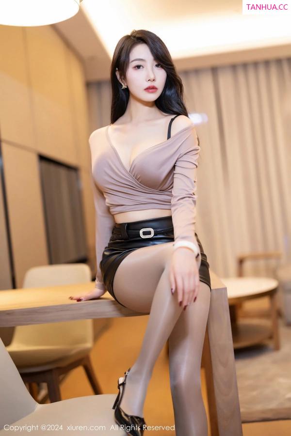   [XiuRen]高清写真图 2024.01.02 No.7897 苏苏阿 灰丝美腿第11张图片